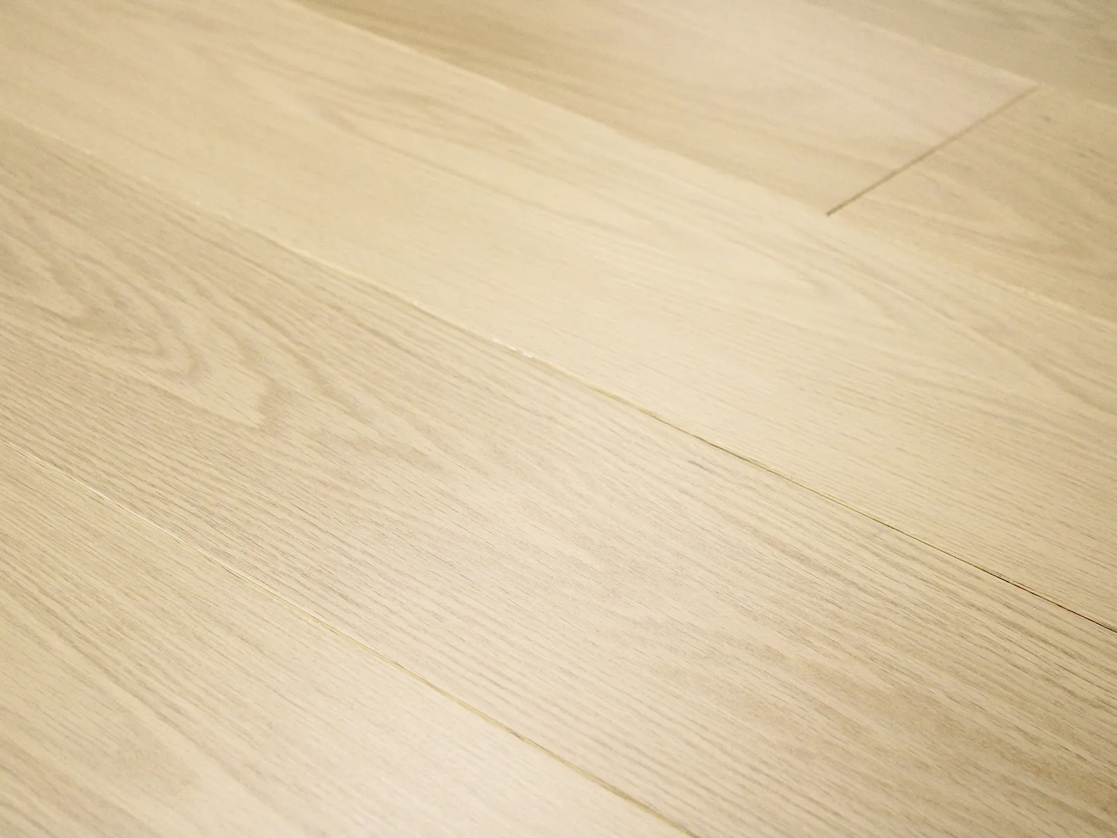 Monarch Plank Premio Vento Red Oak Engineered Hardwood, room view